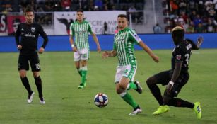 Guardado conduce el esférico en el amistoso contra DC United