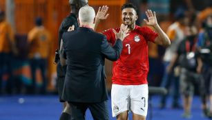 Mahmoud Hassan festeja con Javier Aguirre en el Egipto vs Zimbabue