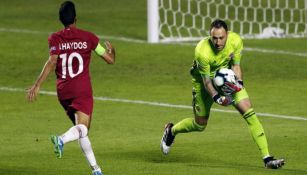 Ospina ataja el balón en un partido