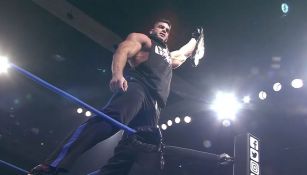 Brian Cage festeja levantando el campeonato