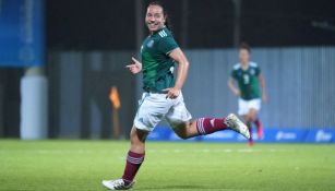 Charlyn Corral festeja gol con el Tri