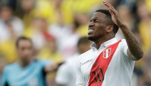 Jefferson Farfán se lamenta durante el Perú vs Brasil