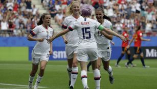 Selección femenil de EU en festejo de gol 