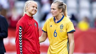 Pernille Harder y Magdalena Eriksson en un partido de clasificación