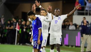 Jugadores de Honduras celebran entre la desgracia salvadoreña