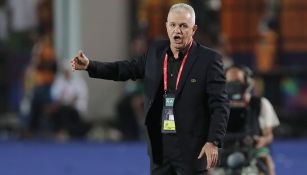 Javier Aguirre grita a sus jugadores en partido de Egipto