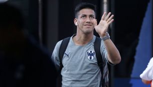 Maximiliano Meza saluda a la afición de Rayados