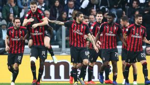 Jugadores del Milan durante un duelo en Serie A