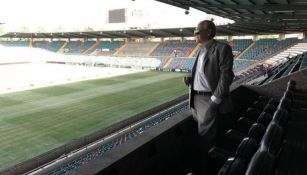 José Luis Trejo observa la cancha del Estadio Helmántico