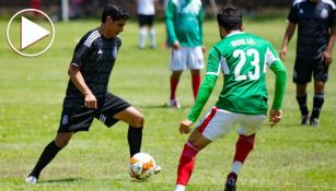 Jugadores disputan la esférica durante un duelo