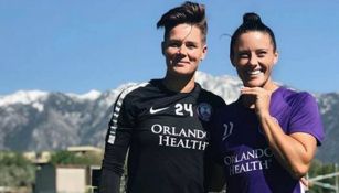 Krieger y Ashlyn Harrison demuestran su afecto fuera de canchas