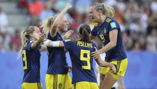 Jugadoras de Suecia festejan un gol frente a Alemania