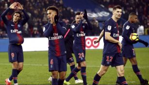 Jugadores del PSG celebran con su afición