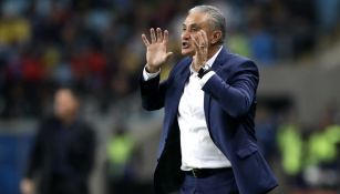 Tite dirige a sus pupilos en un encuentro ante Paraguay 