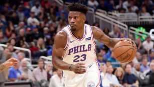 Butler controla el balón en un juego de los Sixers