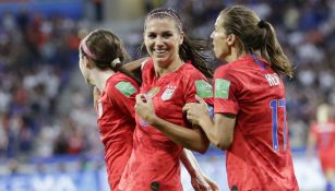 Alex Morgan celebra con sus compañeras su gol vs Inglaterra