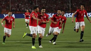 Jugadores de Egipto festejan gol en Copa Africana 