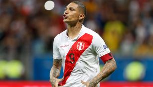 Paolo Guerrero festeja en juego contra Uruguay 