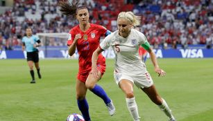 Alex Morgan disputa el balón con Steph Houghton