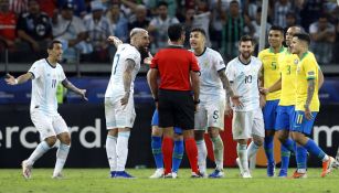 Jugadores de Argentina reclaman un penalti al silbante Roddy Zambrano