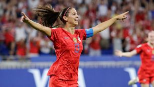 Alex Morgan festeja un gol con Estados Unidos