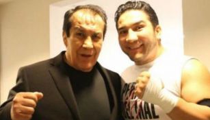 Don Pedro 'Perro Aguayo' posa junto a su hijo