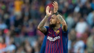 Arturo Vidal aplaude en un juego con el Barça