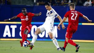 Zlatan intenta quitarle el balón a un rival en partido de la MLS 