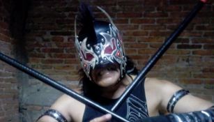 Anarquía Punk posa con su equipamiento de lucha libre 