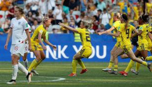 Jugadoras de Suecia festejan gol ante Inglaterra