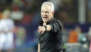 Javier Aguirre da una indicación en el Egipto vs Sudáfrica 