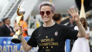 Megan Rapinoe posa con el trofeo a su regreso a Estados Unidos