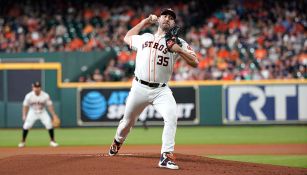 Verlander lanza la bola en un juego de los Astros