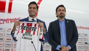 Pollo Briseño posa con la playera de Chivas