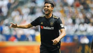 Carlos Vela festeja una de sus anotaciones con el conjunto californiano