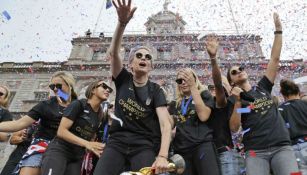 Megan Rapinoe y Alex Morgan festejan a las afueras del City Hall