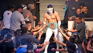 Bandido hace su entrada al ring con Triple A