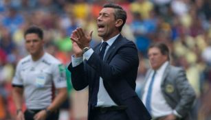 Pedro Caixinha, le exige a sus jugadores en un duelo