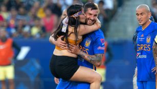 Espontánea corre a los brazos de Gignac en Campeón de Campeones