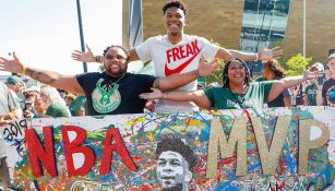 Giannis Antetokounmpo celebra con los aficionados de los Bucks su MVP