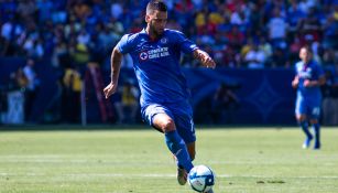 Édgar Méndez conduce el esférico en un duelo con Cruz Azul