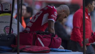 Jonatan Maidana abandona el terreno de juego tras lesión