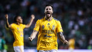 Gignac festeja un gol con Tigres 