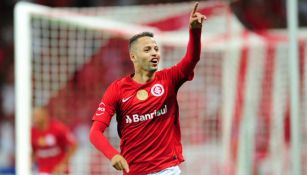 Nicolás López celebra una anotación con el Internacional 