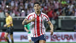 Alan Pulido festeja un gol con Chivas