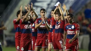 Jugadores de Chivas aplauden tras el juego vs Fiorentina