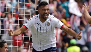 Hedgardo Marín celebra un gol con Chivas