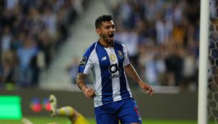 Tecatito Corona durante partido con el Porto