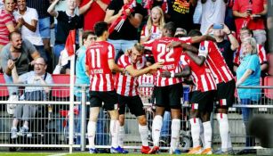 Jugadores del PSV festejan gol contra Basel