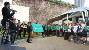 Mariachis le dan la bienvenida a México a la plantilla del Betis